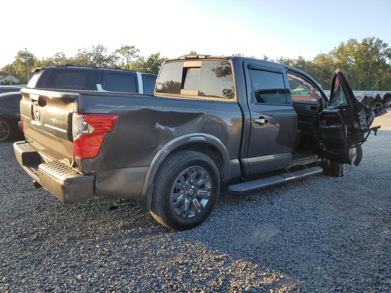 2017 NISSAN Titan