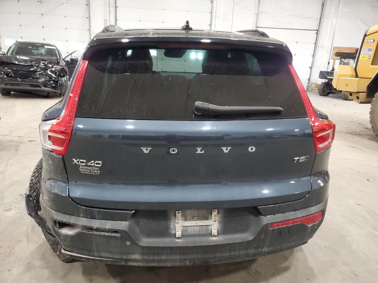2022 VOLVO XC40