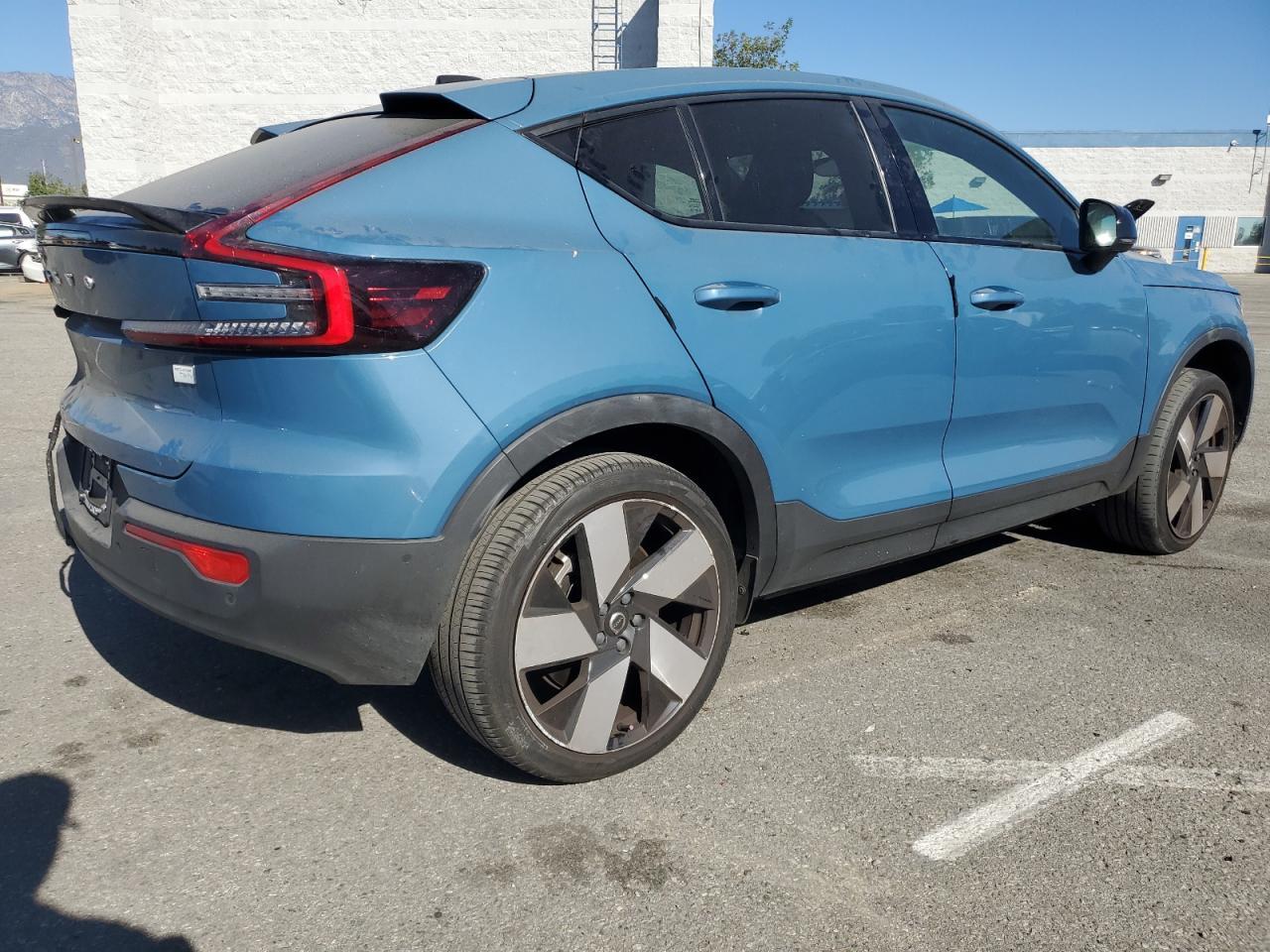 2023 VOLVO C40