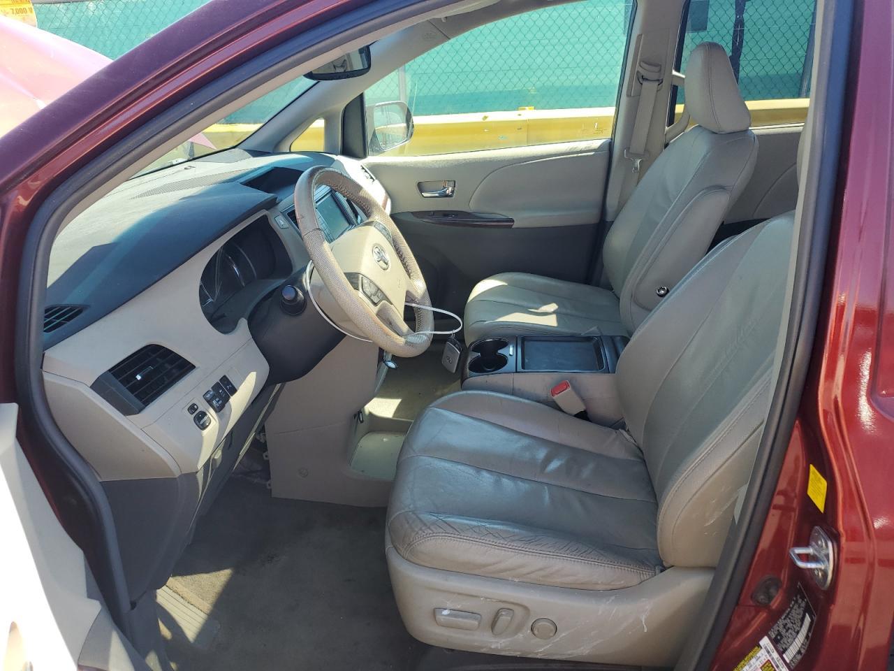 2011 TOYOTA SIENNA