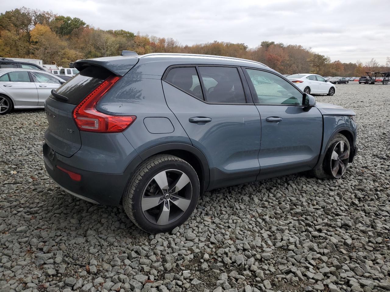 2021 VOLVO XC40