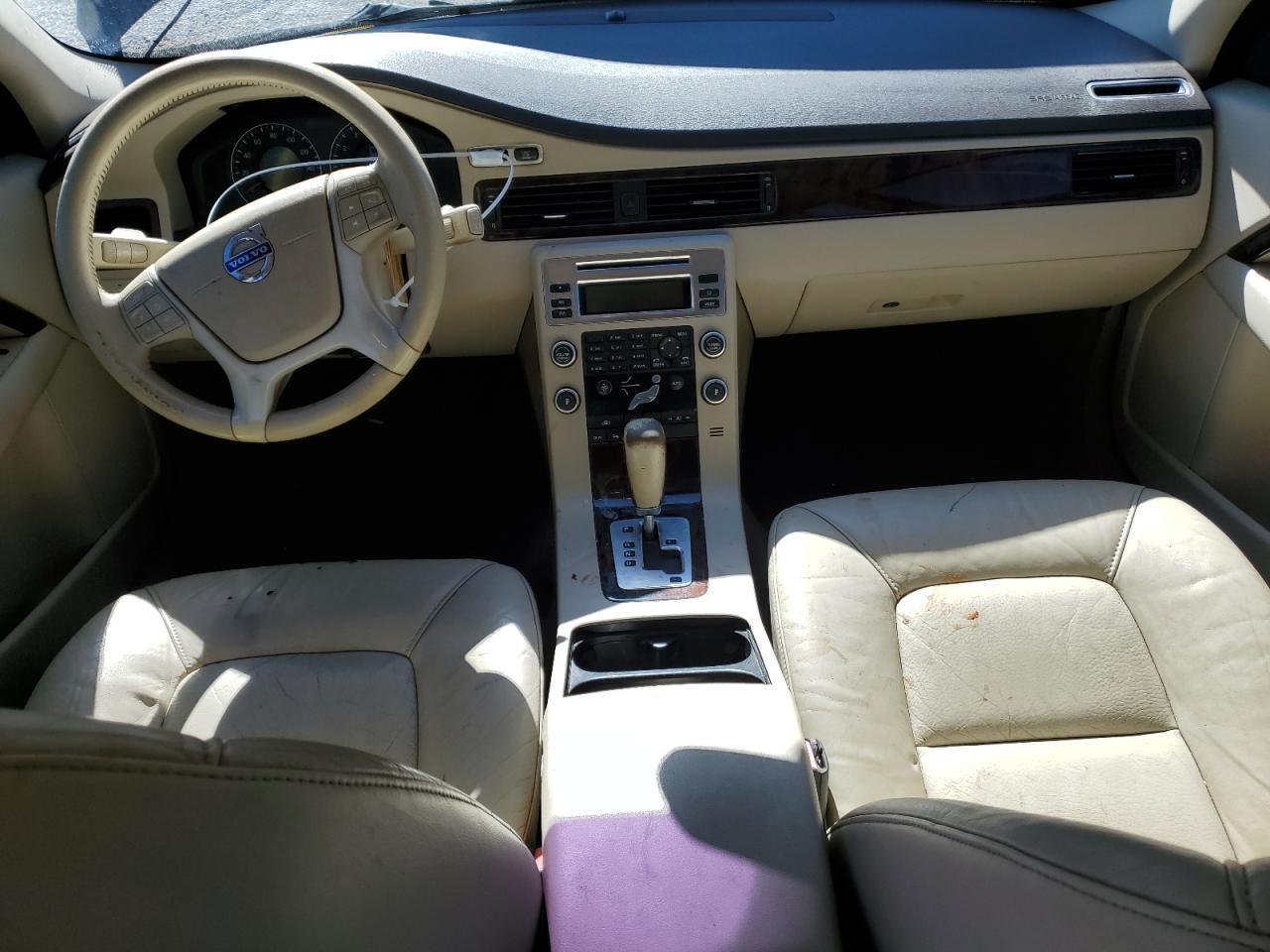 2010 VOLVO V70