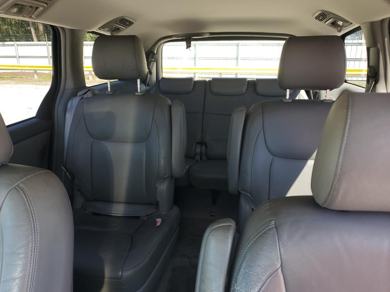 2004 TOYOTA SIENNA