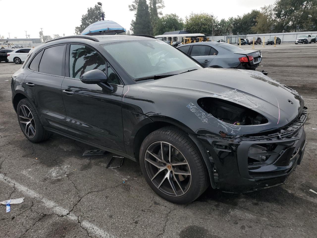 2025 PORSCHE Macan