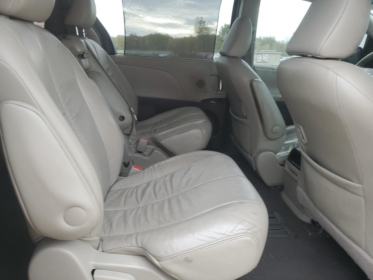 2011 TOYOTA SIENNA