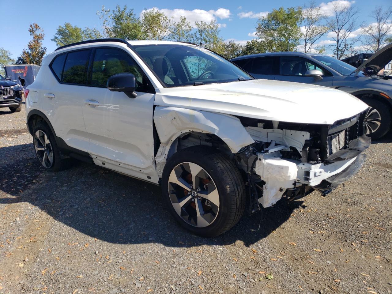 2025 VOLVO XC40