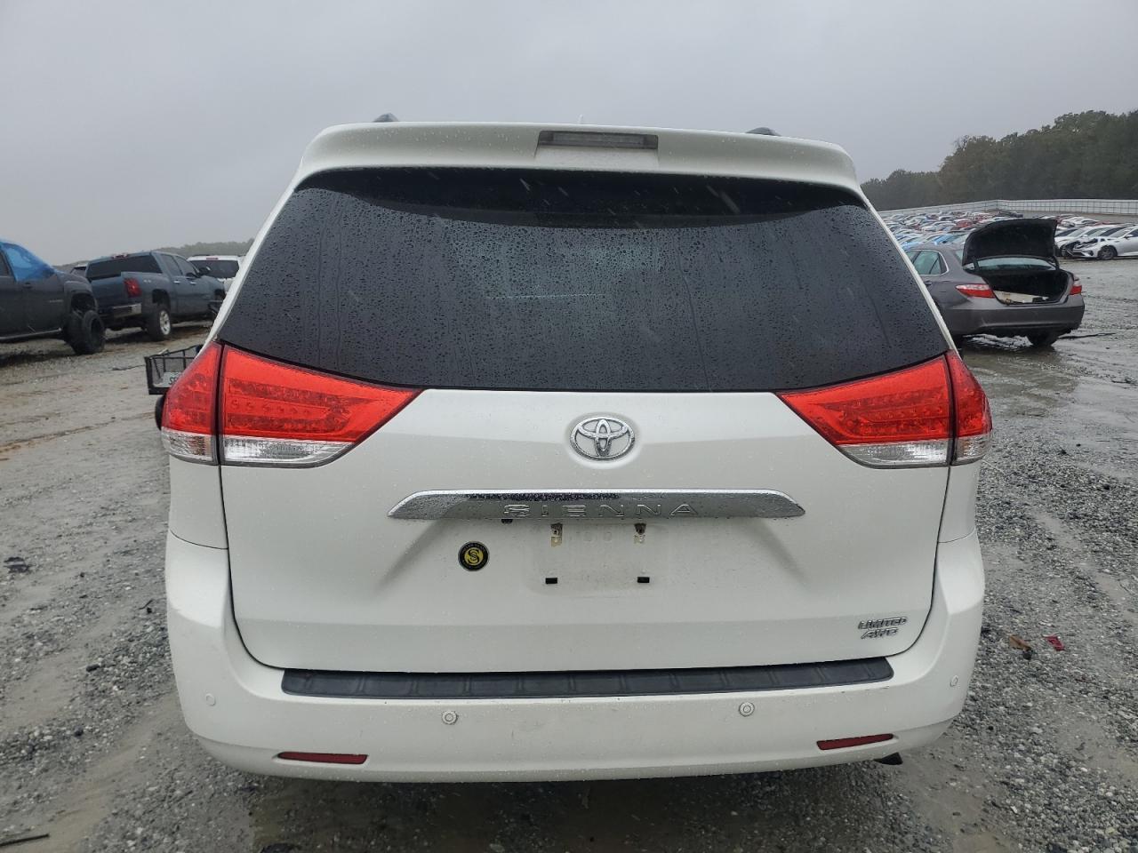 2011 TOYOTA SIENNA