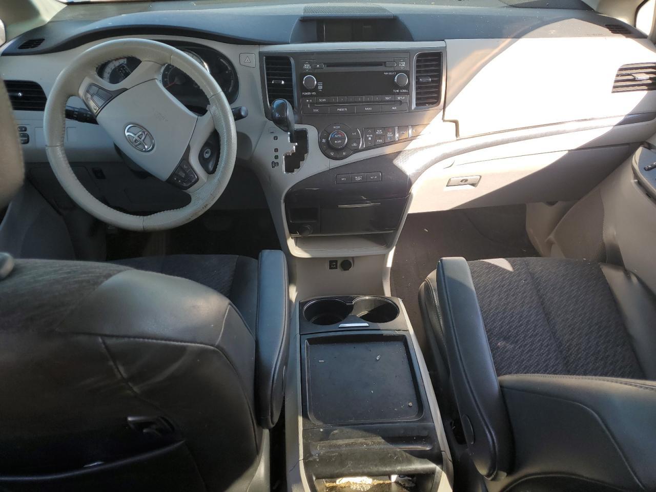 2011 TOYOTA SIENNA