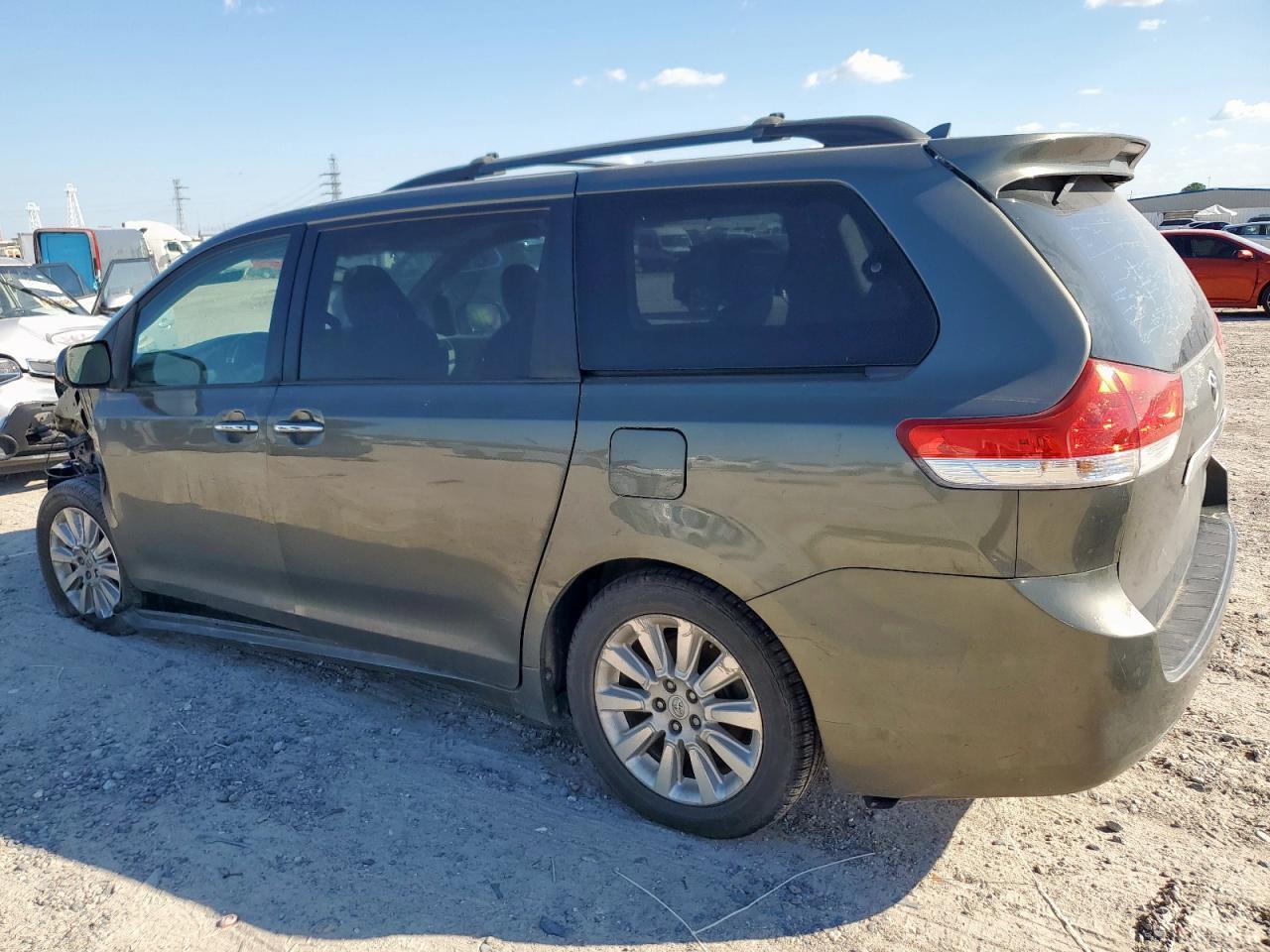 2011 TOYOTA SIENNA