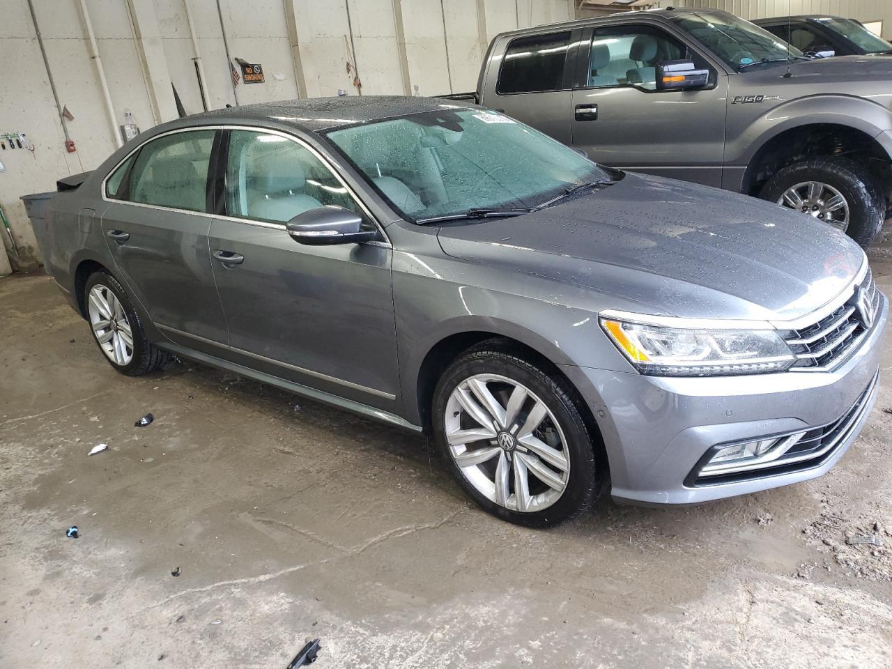 2017 VOLKSWAGEN Passat