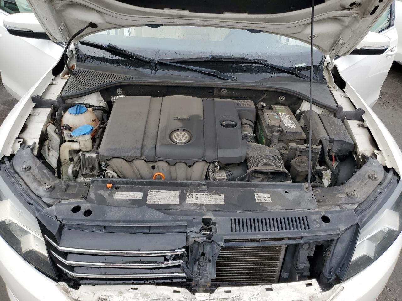 2013 VOLKSWAGEN Passat