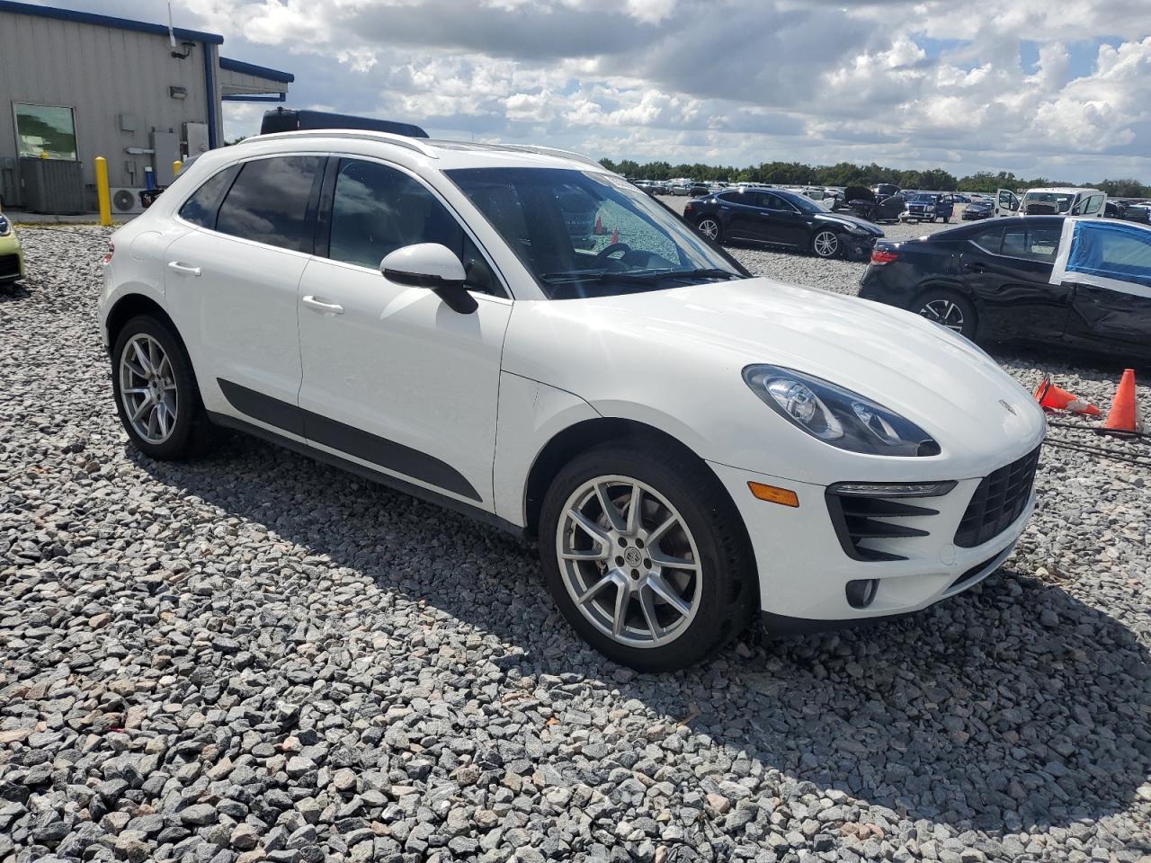 2016 PORSCHE Macan