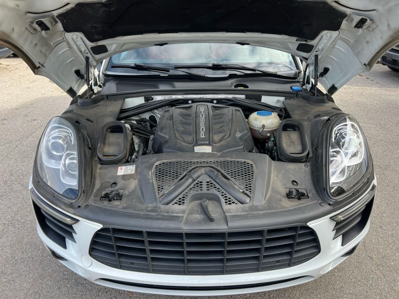 2016 PORSCHE Macan