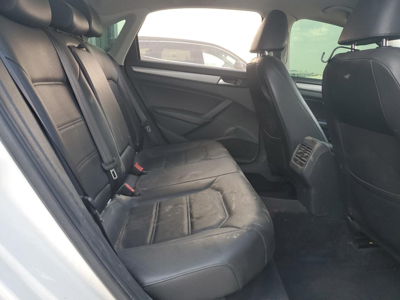 2012 VOLKSWAGEN Passat