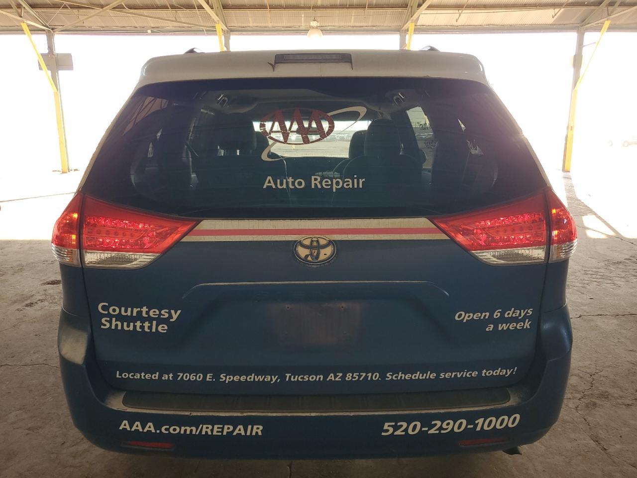 2011 TOYOTA SIENNA