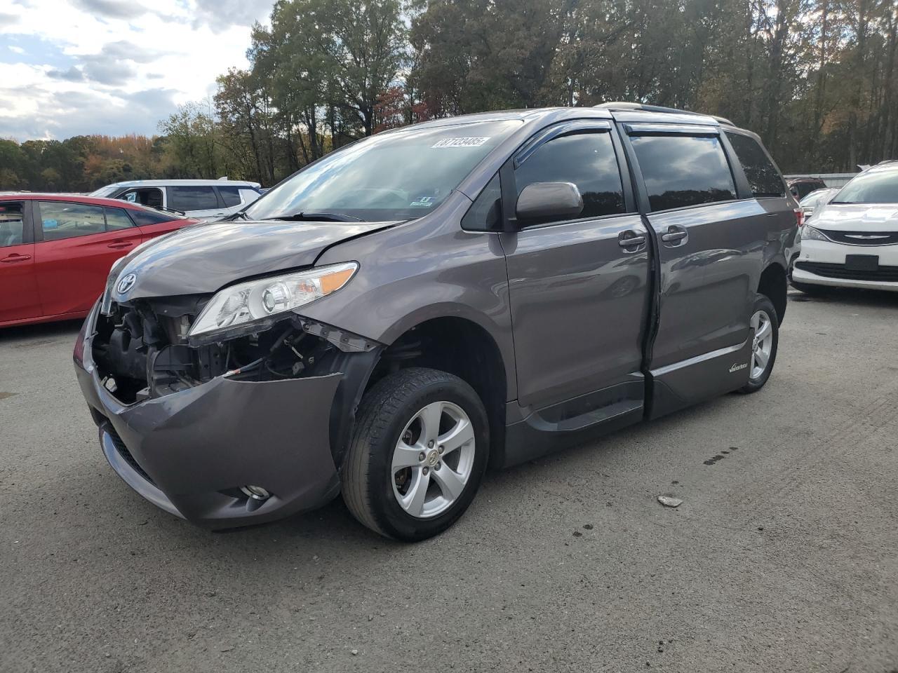 2016 TOYOTA SIENNA