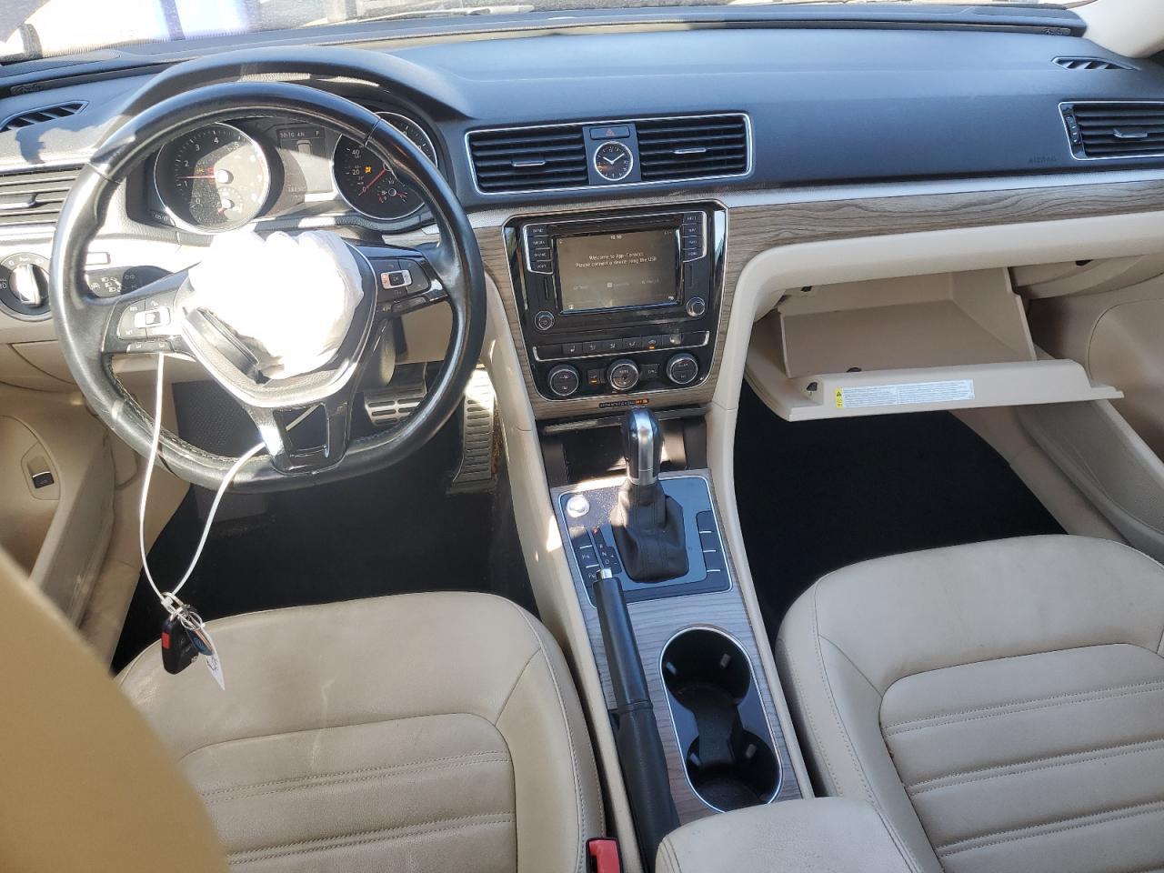 2017 VOLKSWAGEN Passat