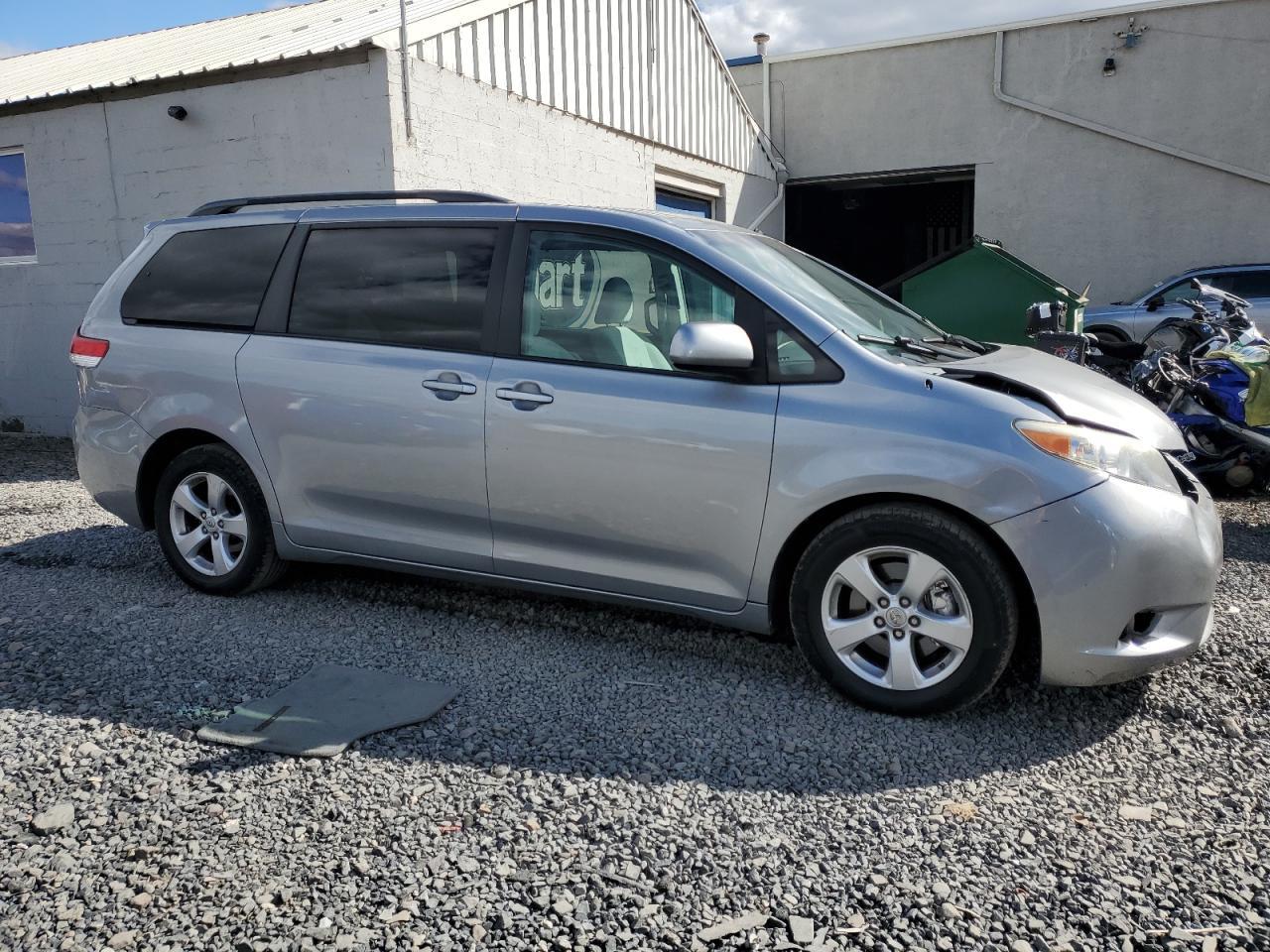 2011 TOYOTA SIENNA