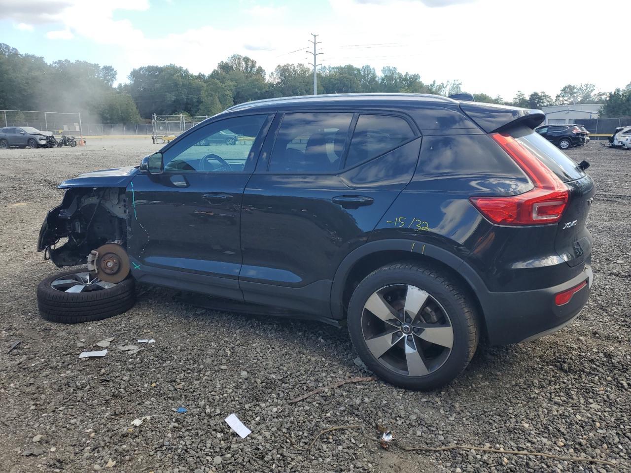 2021 VOLVO XC40