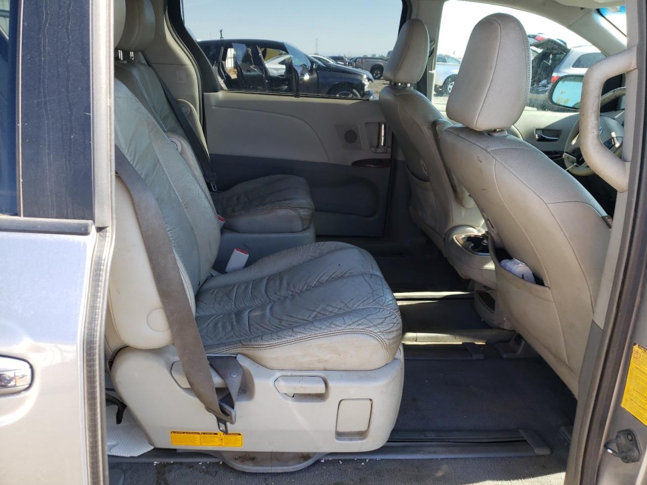 2011 TOYOTA SIENNA
