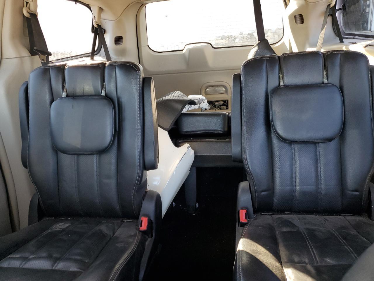 2011 CHRYSLER Town & Country
