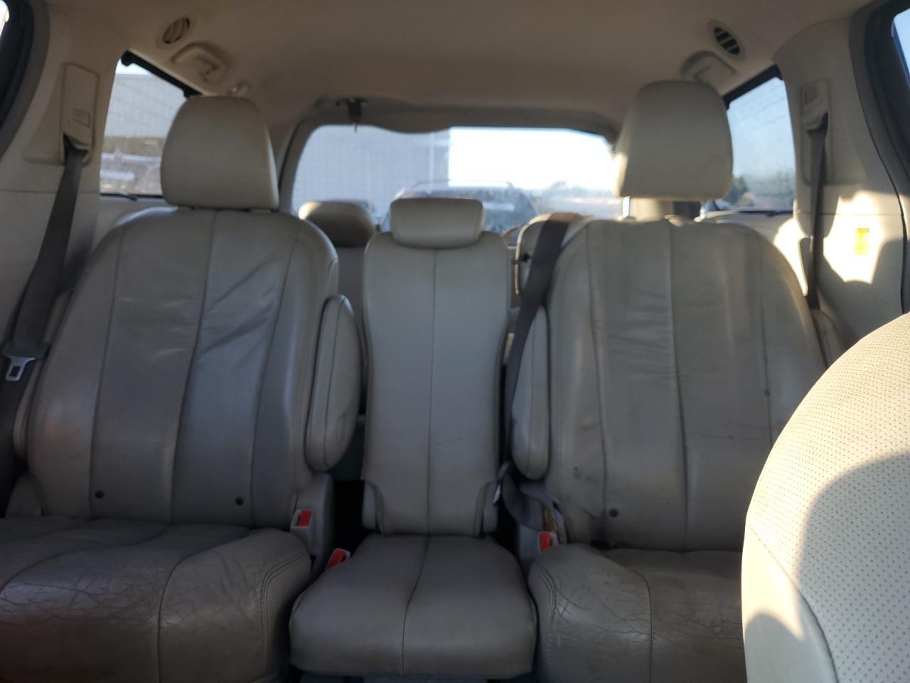 2011 TOYOTA SIENNA
