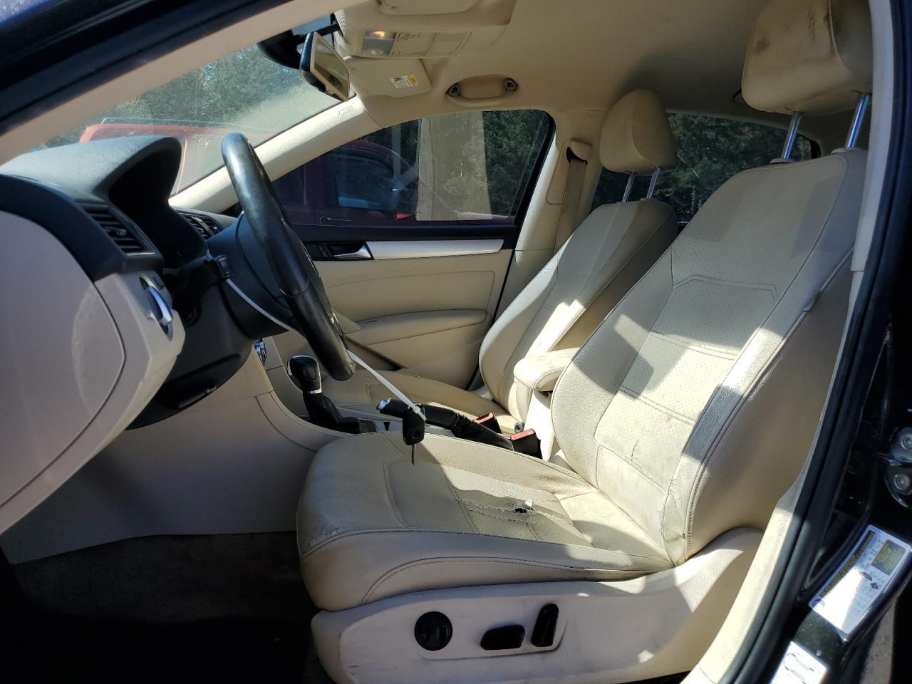 2012 VOLKSWAGEN Passat