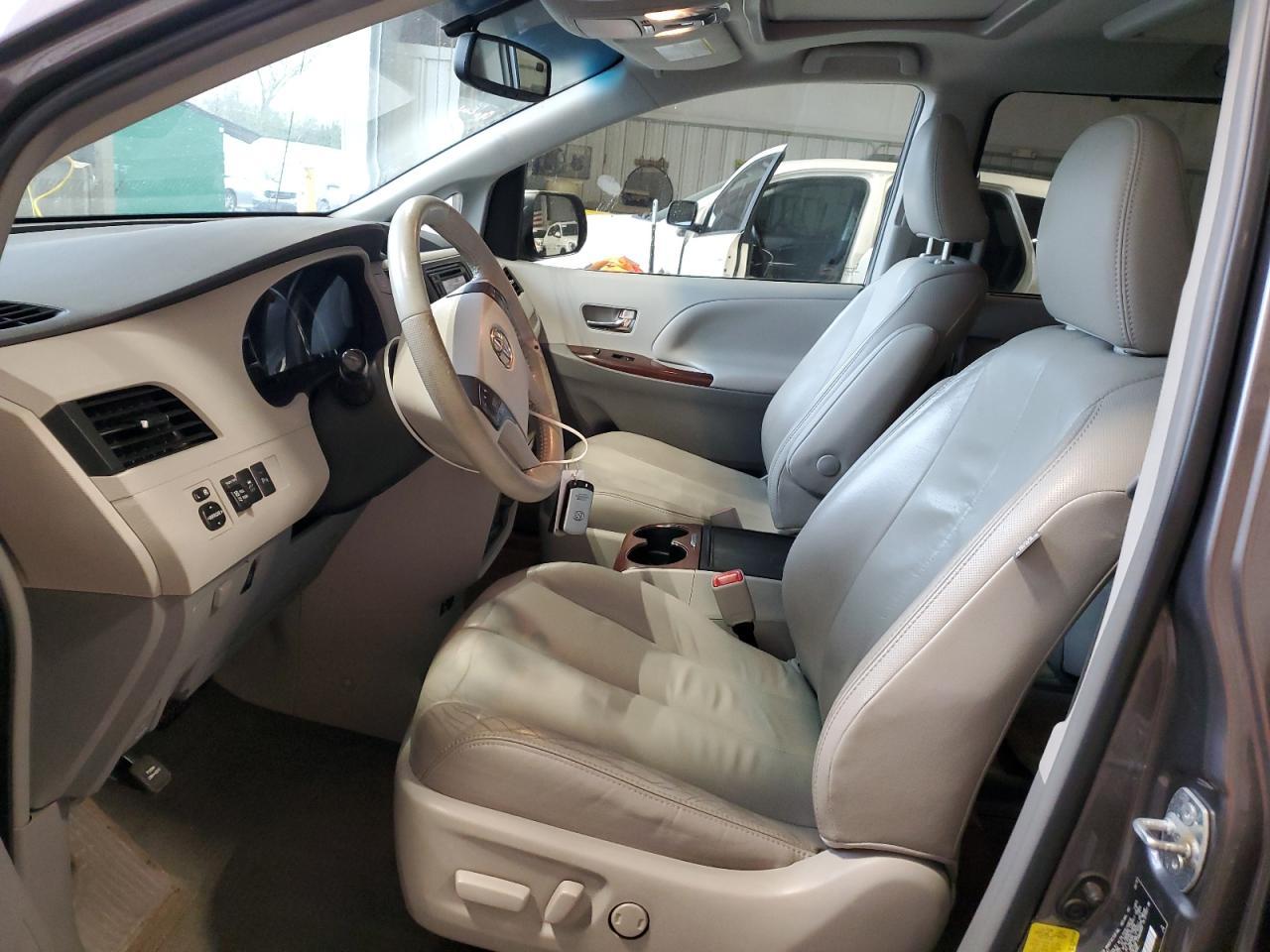 2012 TOYOTA SIENNA