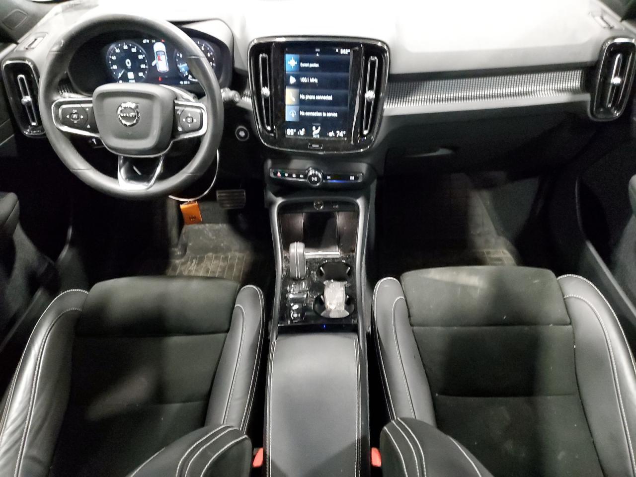 2022 VOLVO XC40