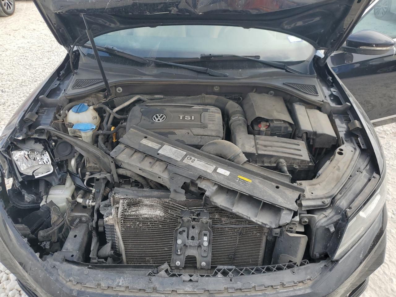 2017 VOLKSWAGEN Passat