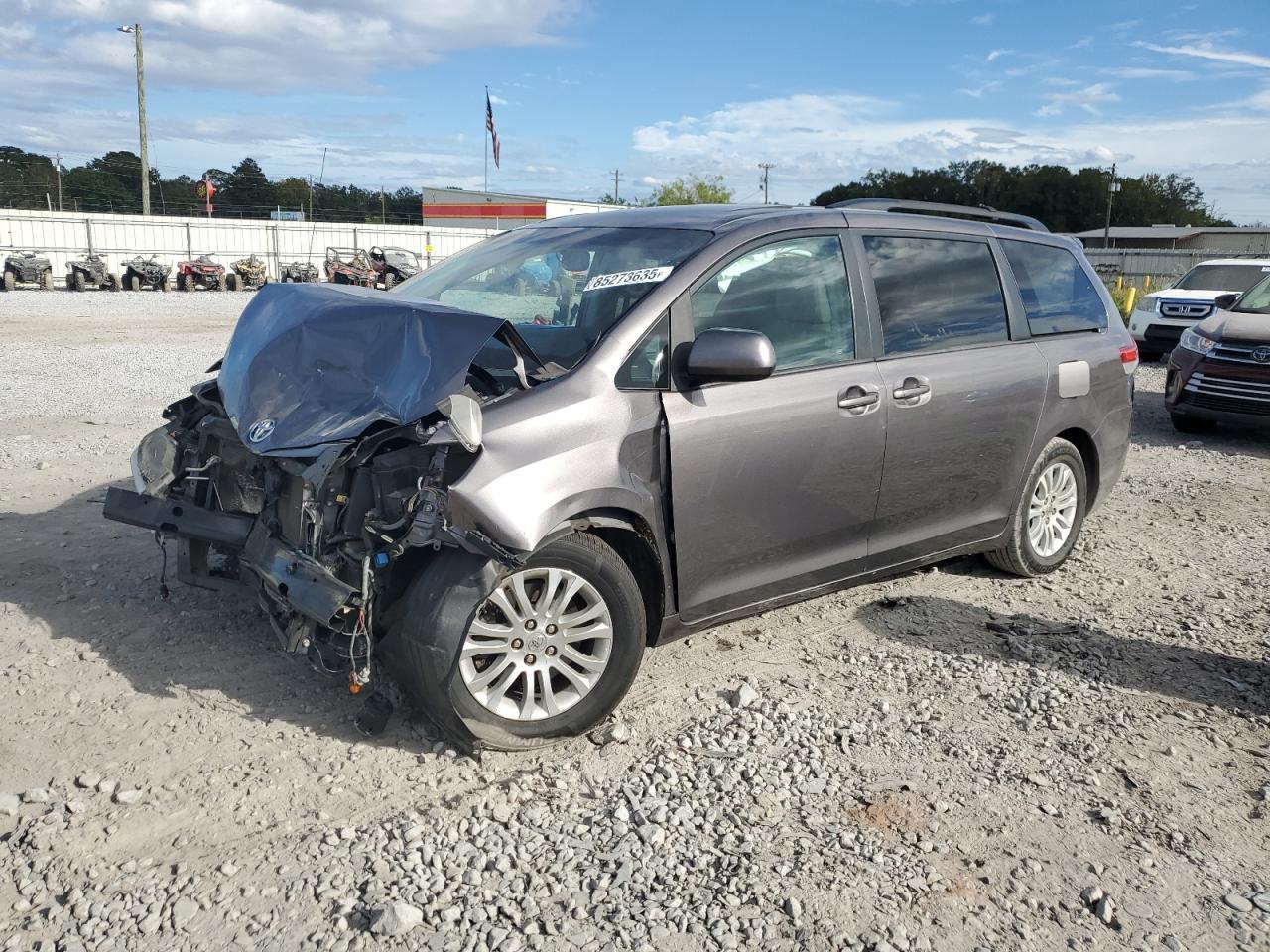 2011 TOYOTA SIENNA
