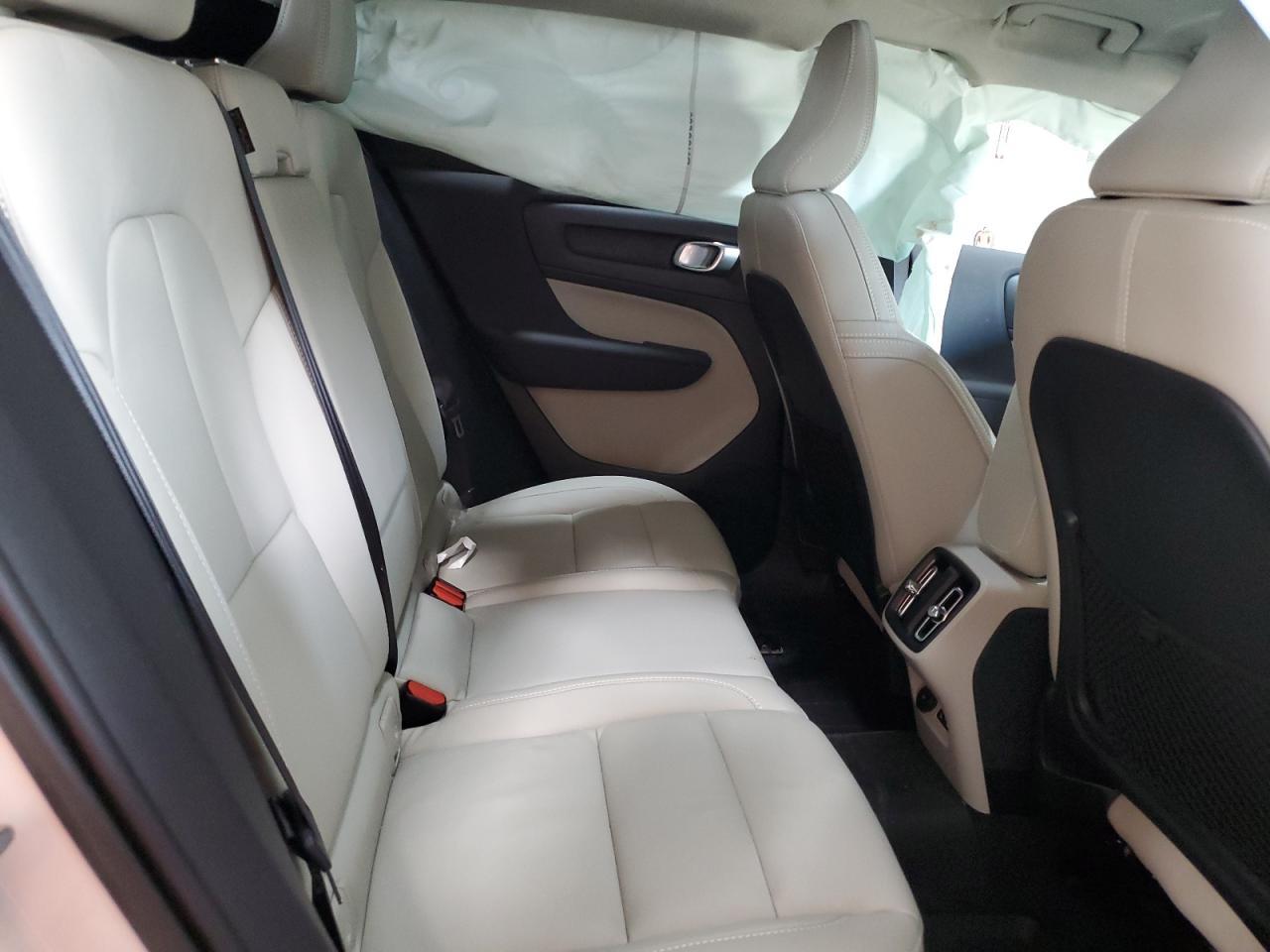 2023 VOLVO XC40