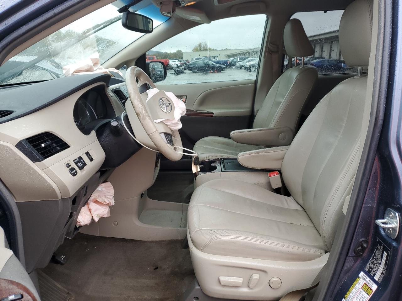 2013 TOYOTA SIENNA