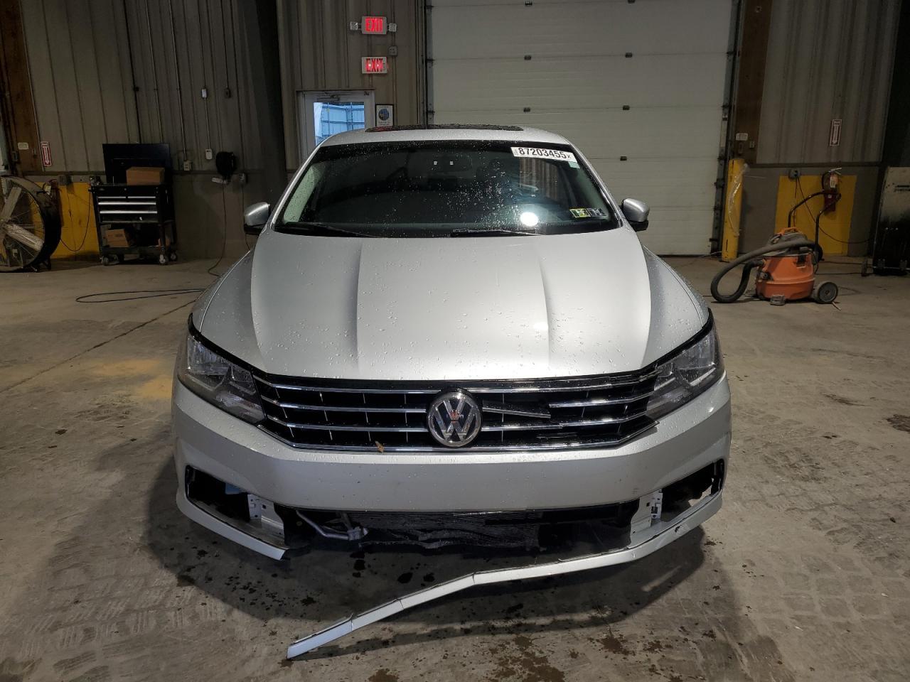 2017 VOLKSWAGEN Passat