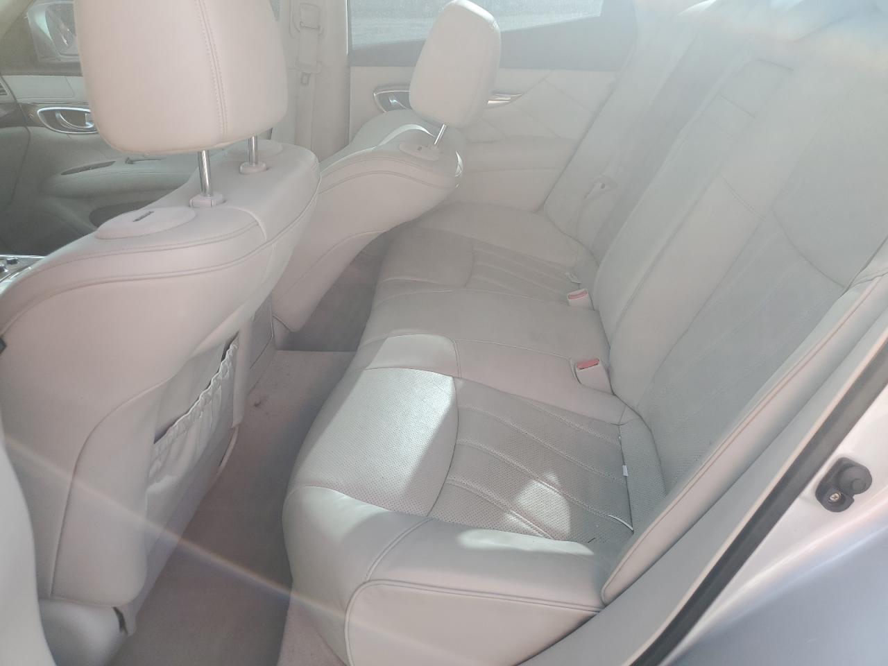 2011 INFINITI M37