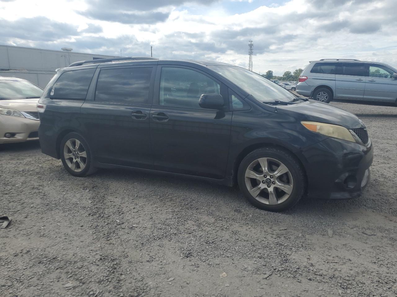 2011 TOYOTA SIENNA