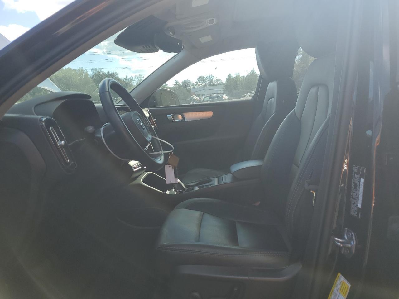 2021 VOLVO XC40