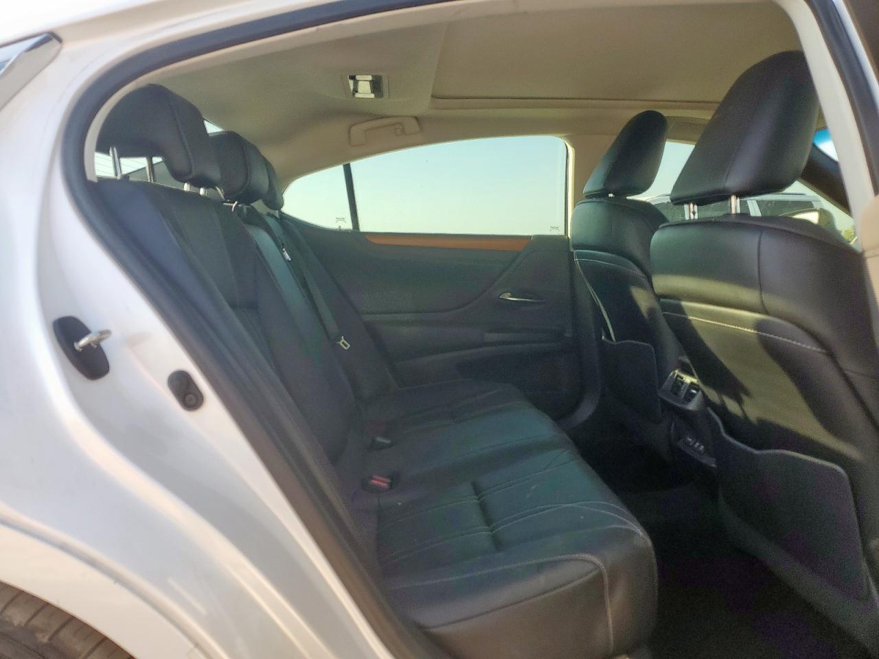 2019 LEXUS Es