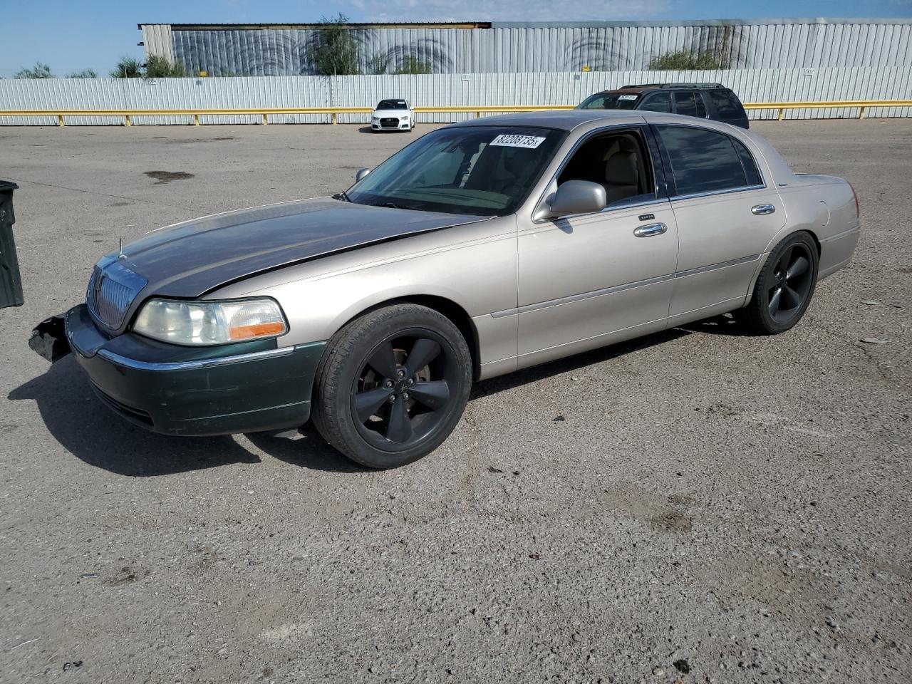 2003 LINCOLN Town Car