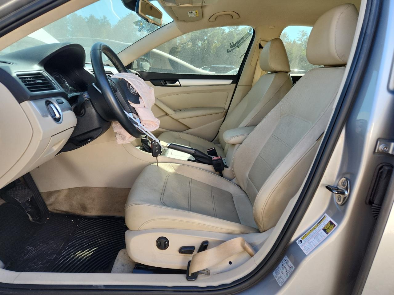2012 VOLKSWAGEN Passat