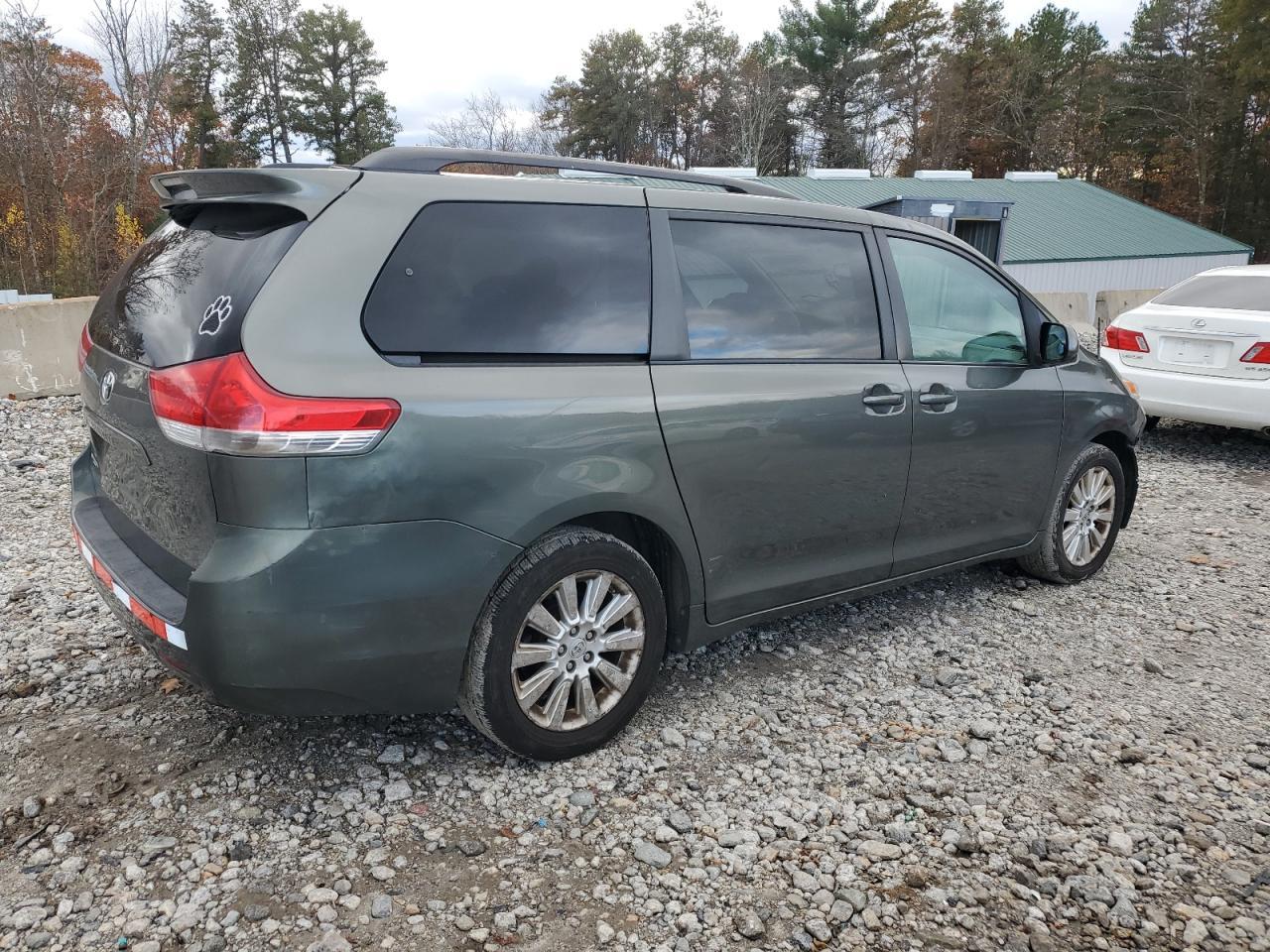 2011 TOYOTA SIENNA