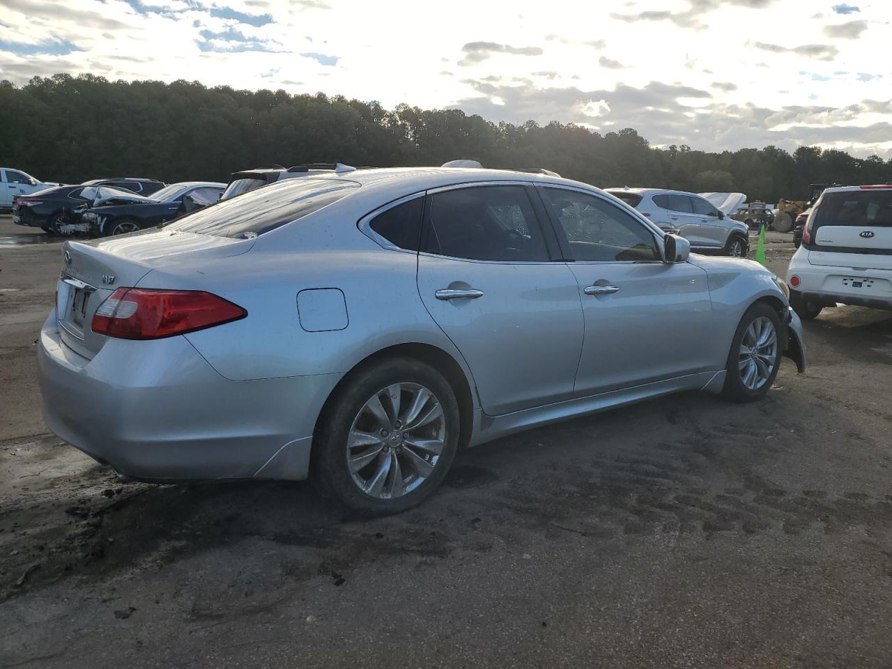 2011 INFINITI M37