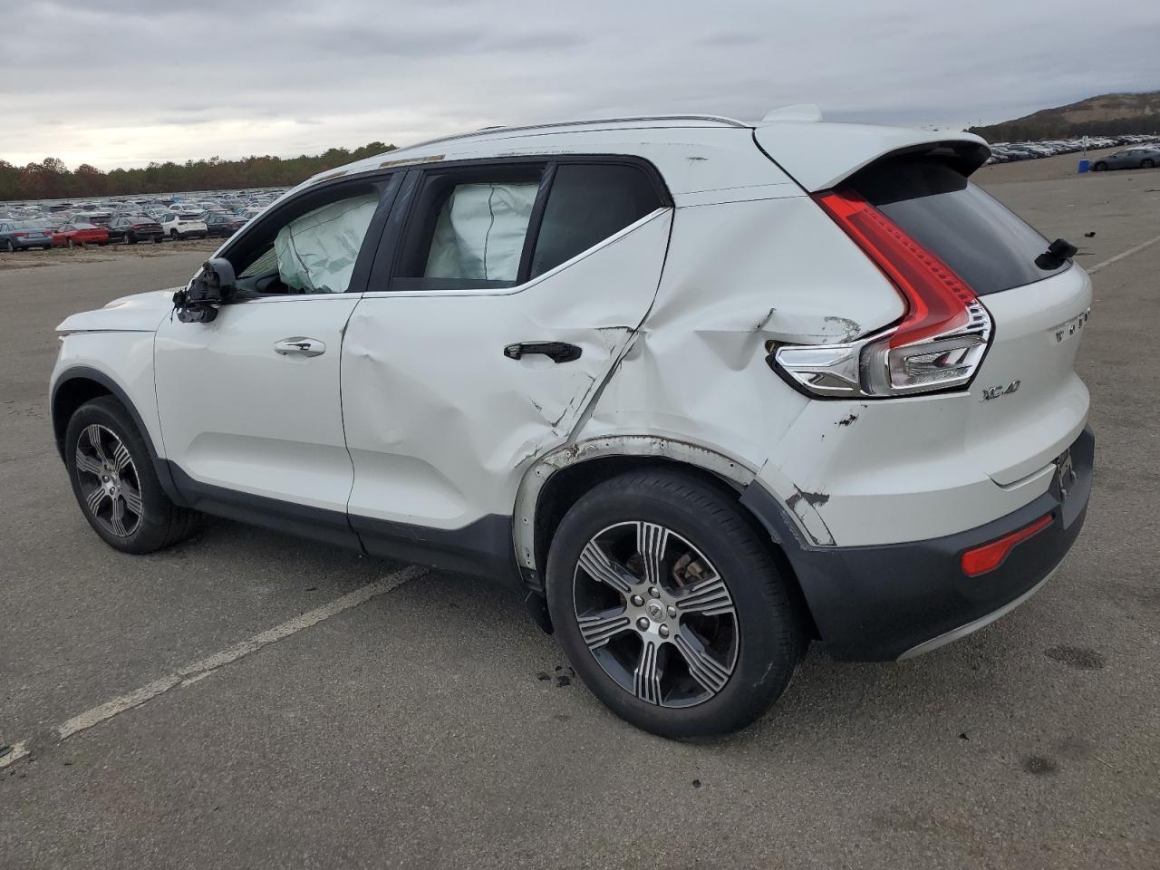 2021 VOLVO XC40