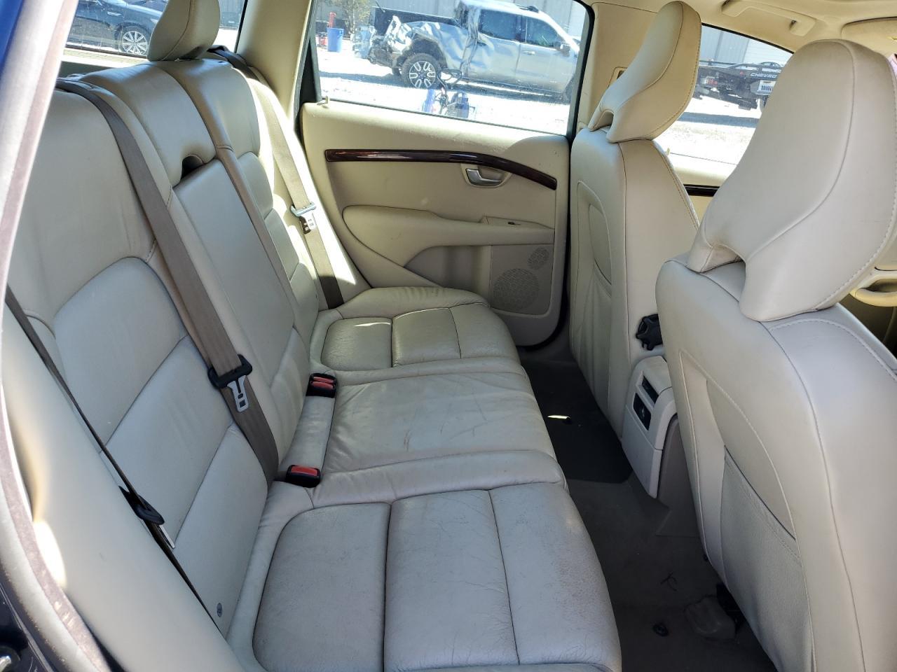 2010 VOLVO V70