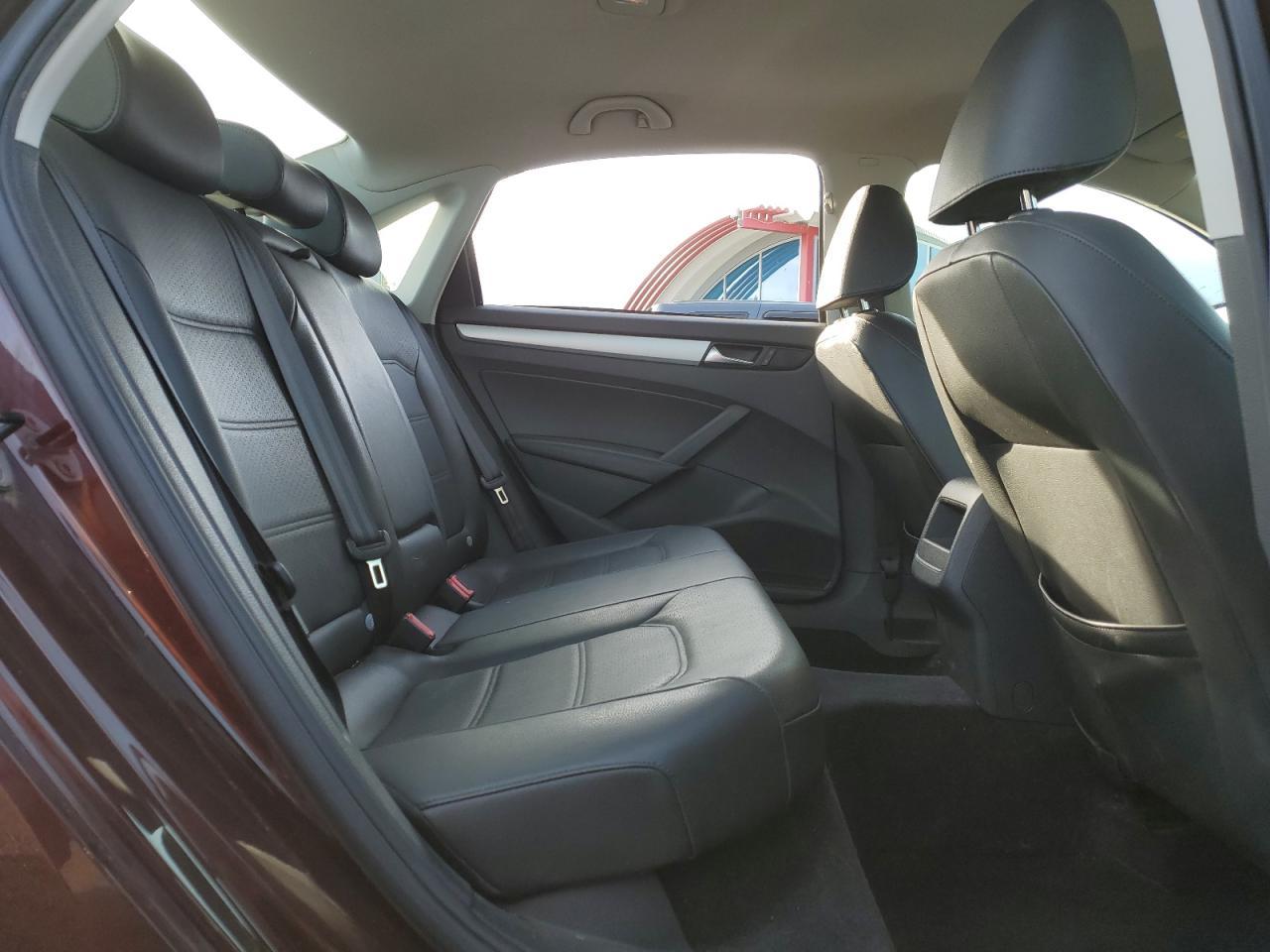 2012 VOLKSWAGEN Passat
