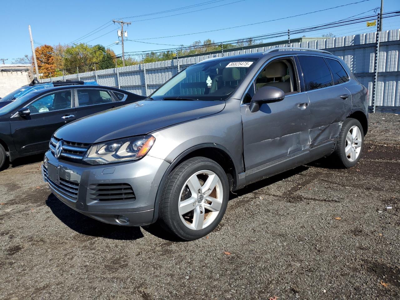 2013 VOLKSWAGEN Touareg