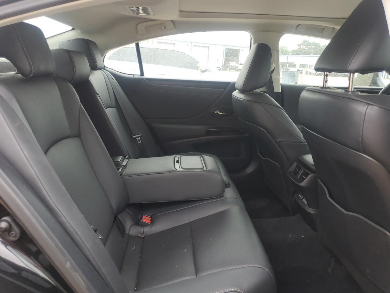 2025 LEXUS Es