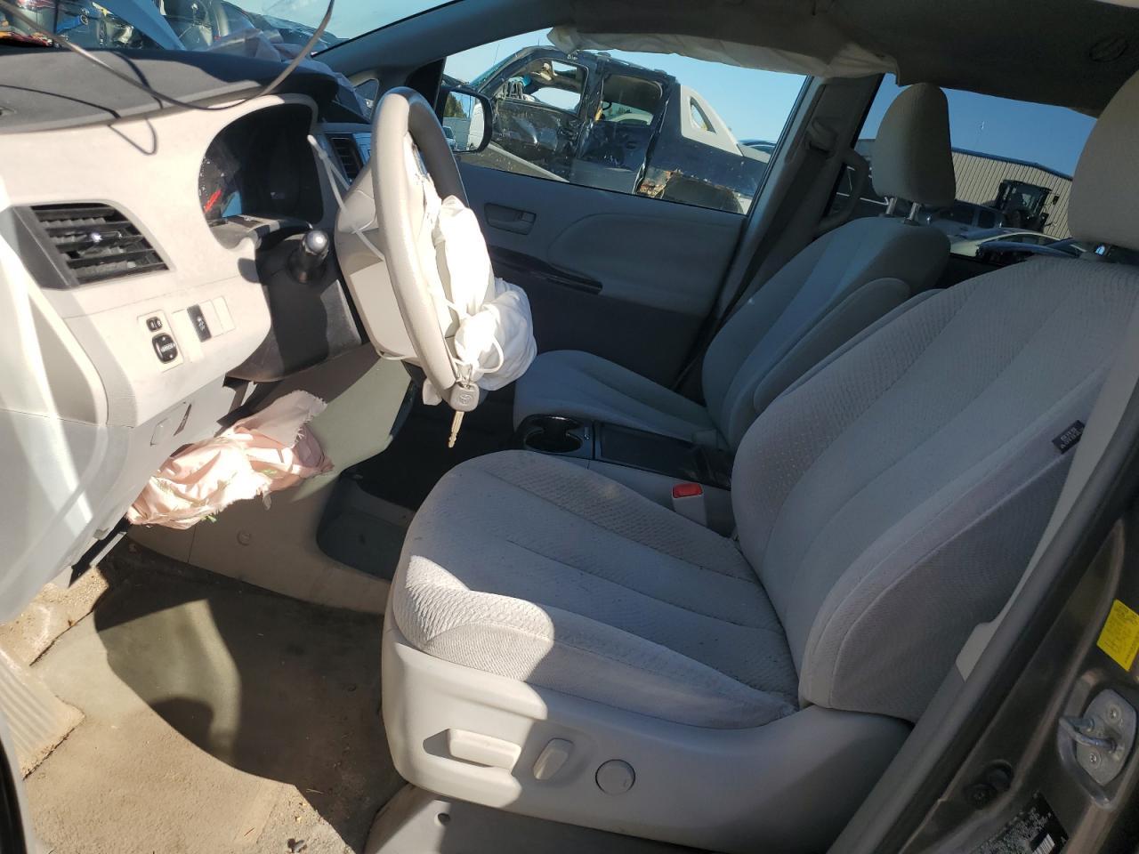 2011 TOYOTA SIENNA