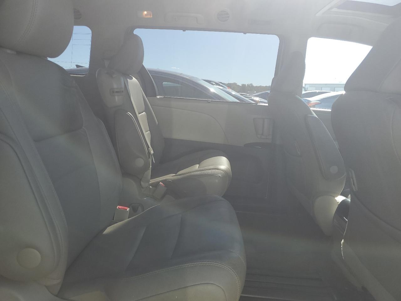 2017 TOYOTA SIENNA