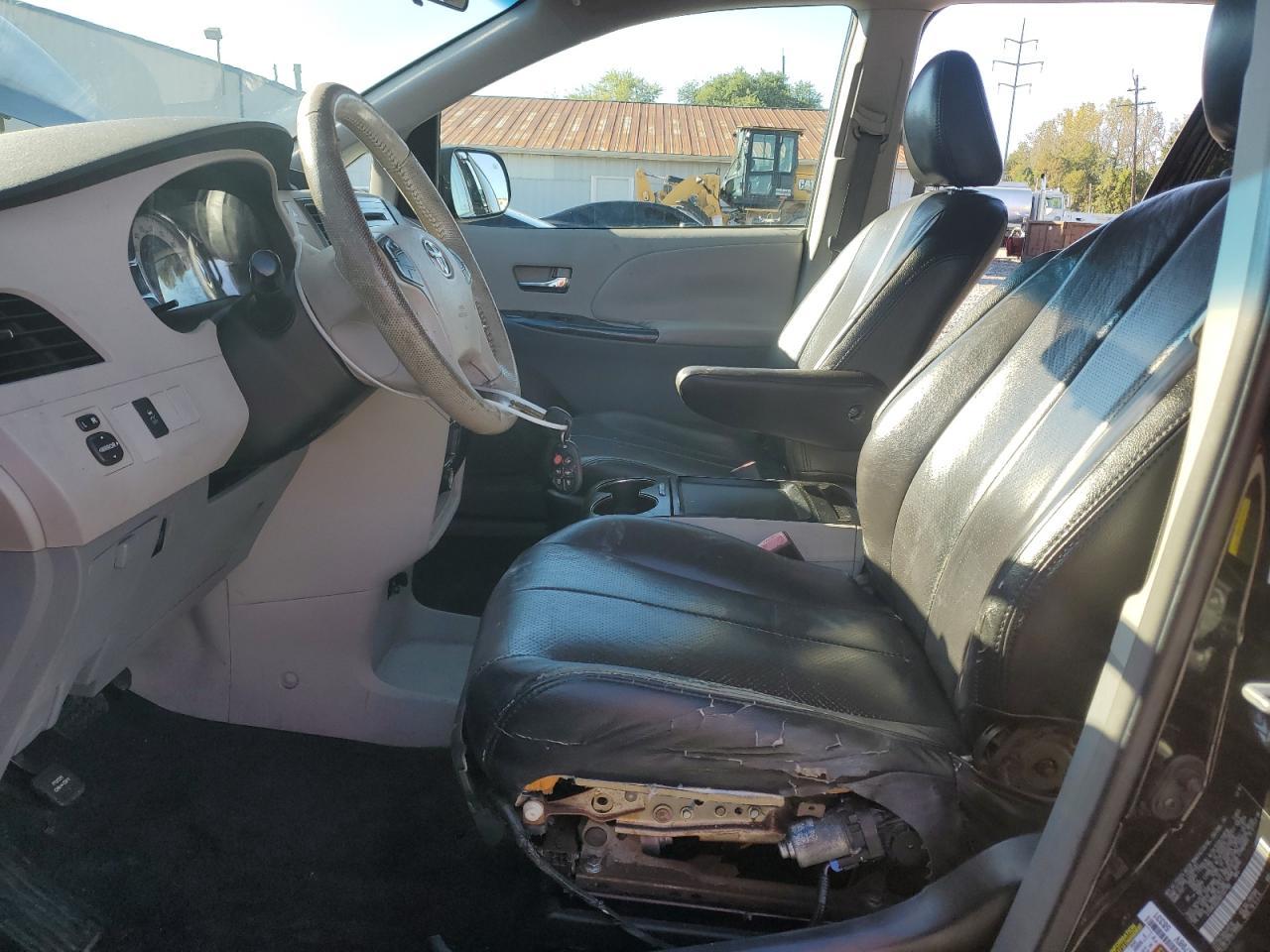 2011 TOYOTA SIENNA